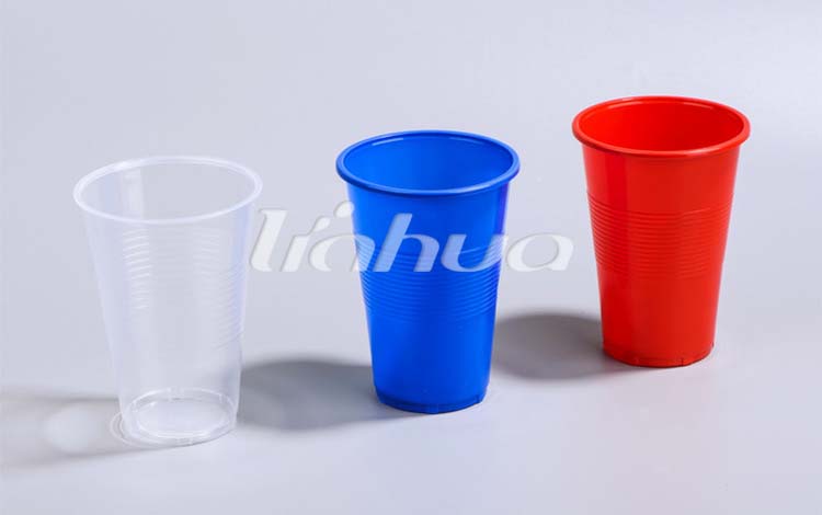 Hvordan påvirker veggtykkelsen og bunndesignet av gjennomsiktige plastkopper deres knusemotstand når de fylles og føres?